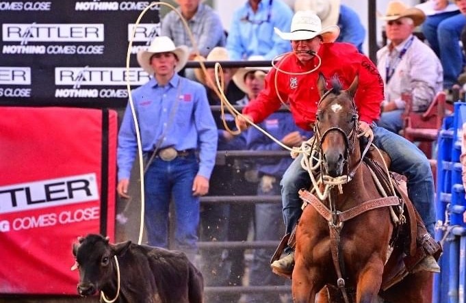 Chizm Kuykendall roping a calf